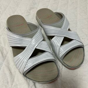 Merrell Women's Gray and White Crisscross Sandals
